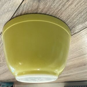 Vintage PYREX 401 verde Yellow Mixing Bowl 1 1/2 Pint - Small Nesting Bowl